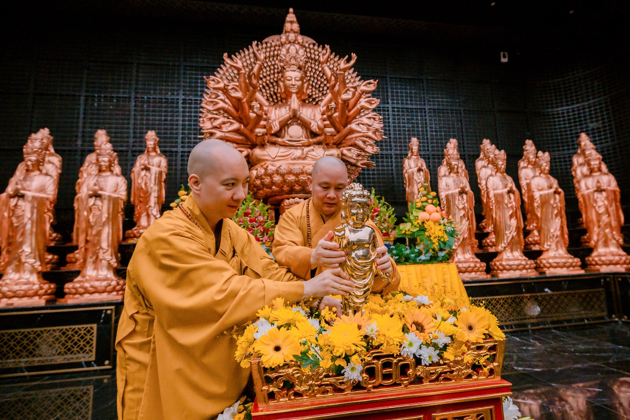 Nghi thức tắm Phật thiêng liêng tại Lễ Phật đản ở Núi Bà Đen