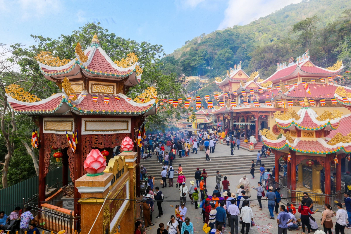 Du khách tham quan và dâng hương tại chùa Bà