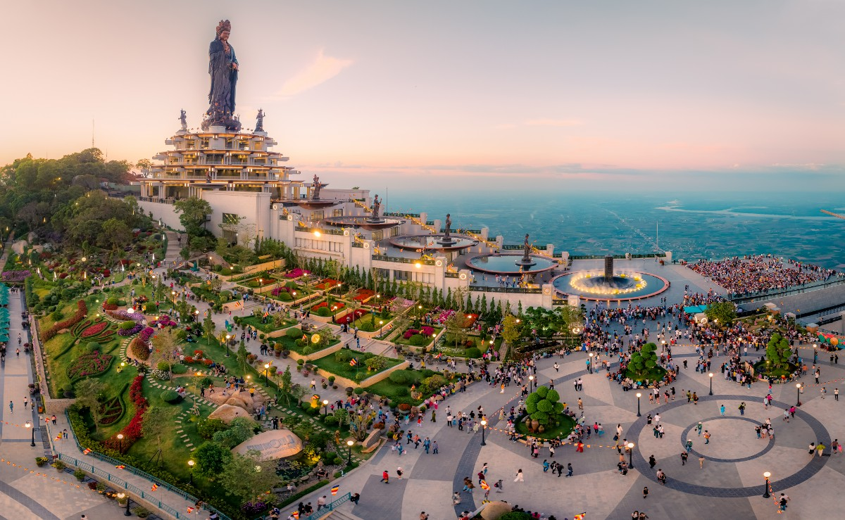 Khung cảnh chiều muộn tại quảng trường Núi Bà Đen