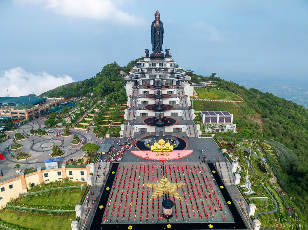 Núi Bà Đen là điểm tham quan nằm ngay gần TP.HCM