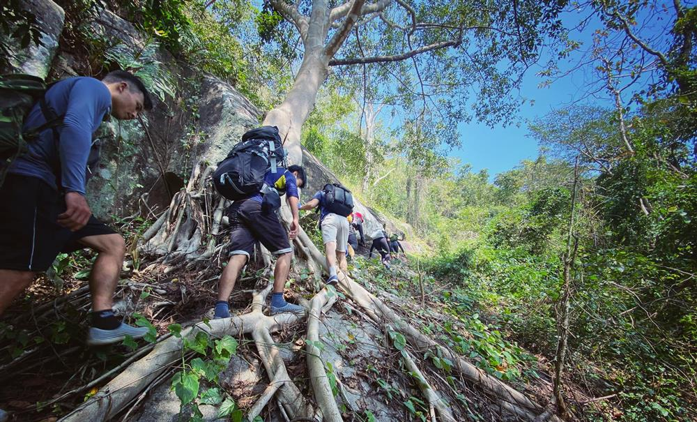 Du khách có thể trải nghiệm trekking chinh phục đỉnh Núi Bà Đen