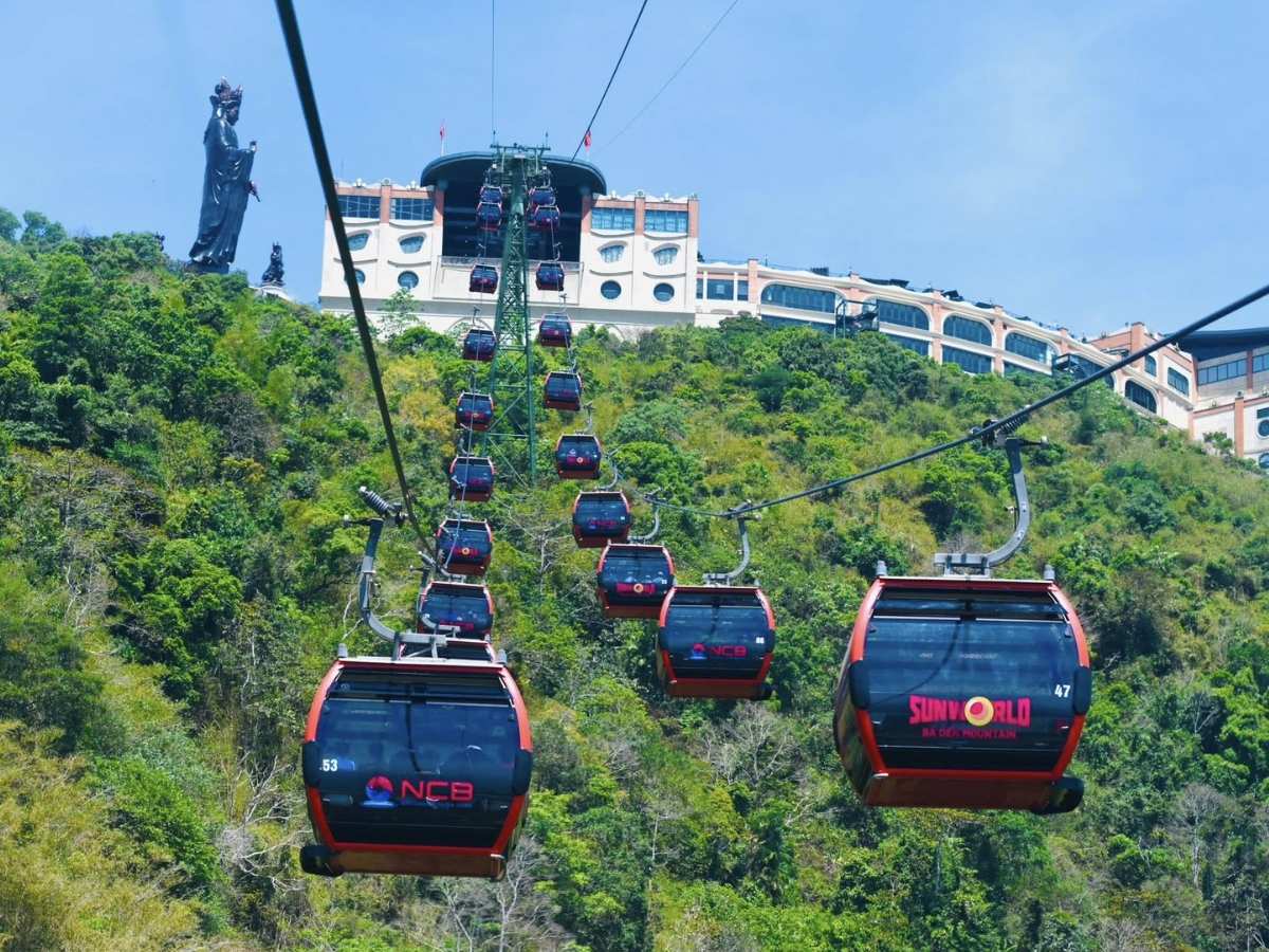 Cáp treo Sun World Bà Đen đưa du khách lên đỉnh núi xanh mát.