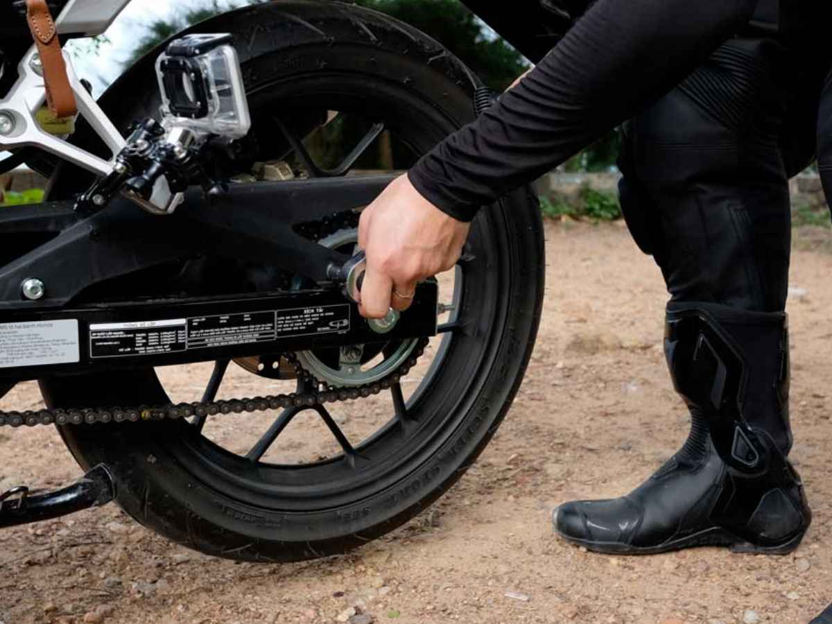 Du khách đi xe máy đang kiểm tra lại phương tiện trước khi di chuyển để đảm bảo an toàn