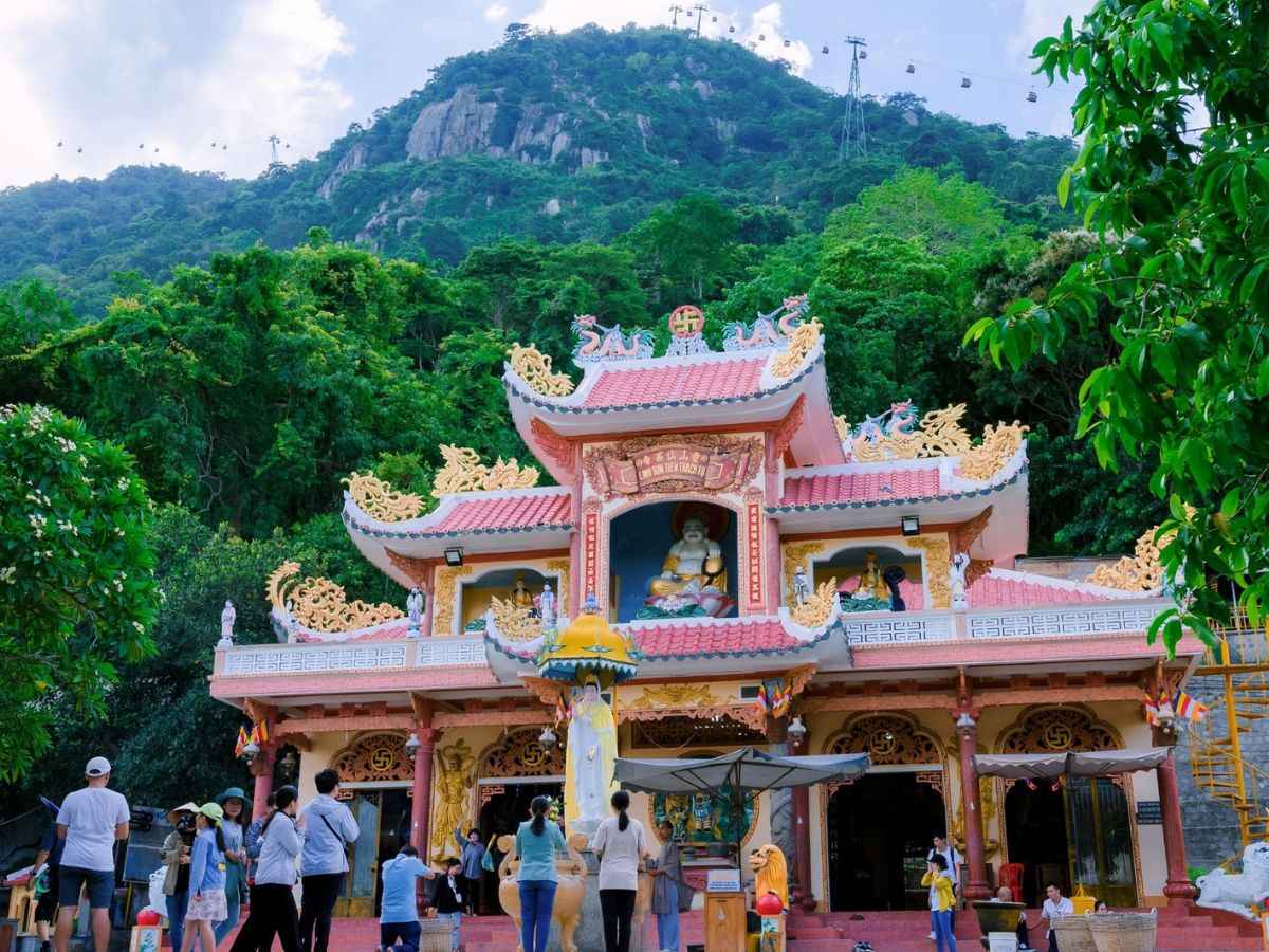 Du khách dâng hương tại chùa Bà khi tham quan núi Bà Đen. 