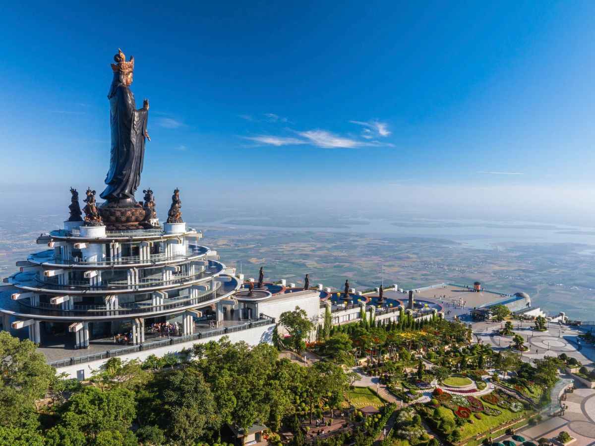 Toàn cảnh tôn tượng tượng Phật Bà Tây Bổ Đà Sơn và khung cảnh trên đỉnh núi Bà Đen. 