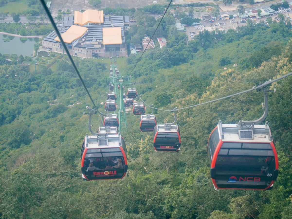 Hệ thống cáp treo băng qua rừng núi đưa du khách tham quan và ngắm cảnh đẹp Núi Bà Đen. 
