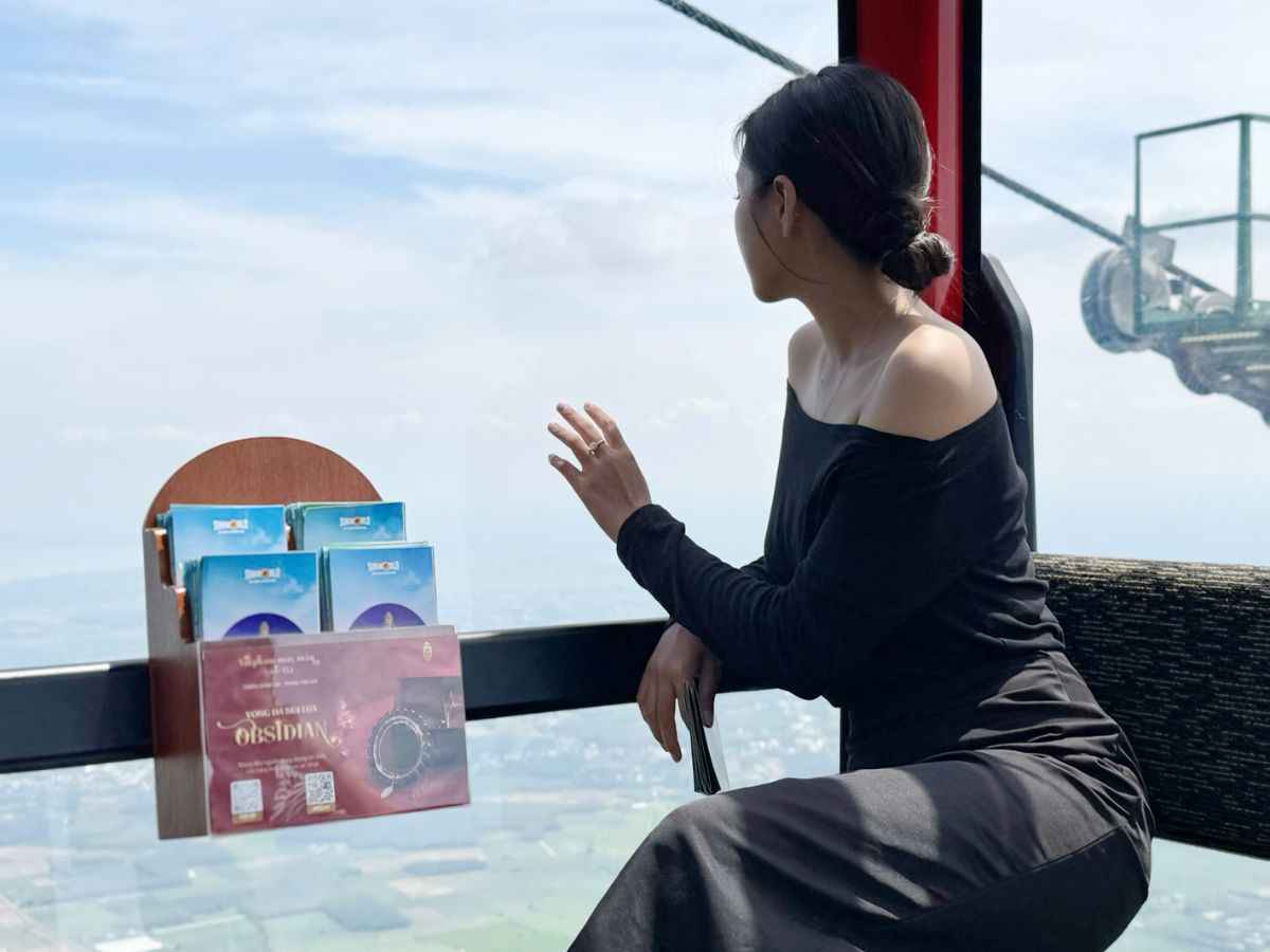 Du khách tạo dáng check in ngắm cảnh đẹp Núi Bà Đen từ trên cáp treo.