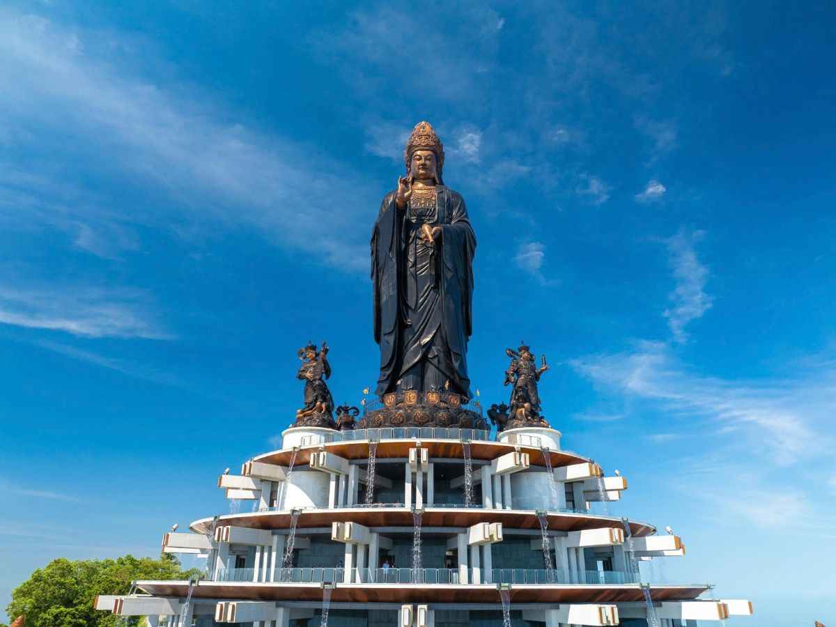 Tượng Phật Bà Tây Bổ Đà Sơn: biểu tượng hàng đầu của Sun World Ba Den Mountain và du lịch Tây Ninh.