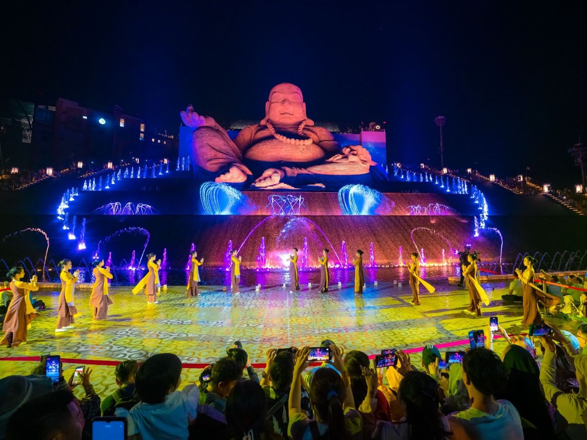 Đêm xuống hoạt động show nhạc nước hay lễ dâng đăng vừa hiện đại vừa mang tính thiền định