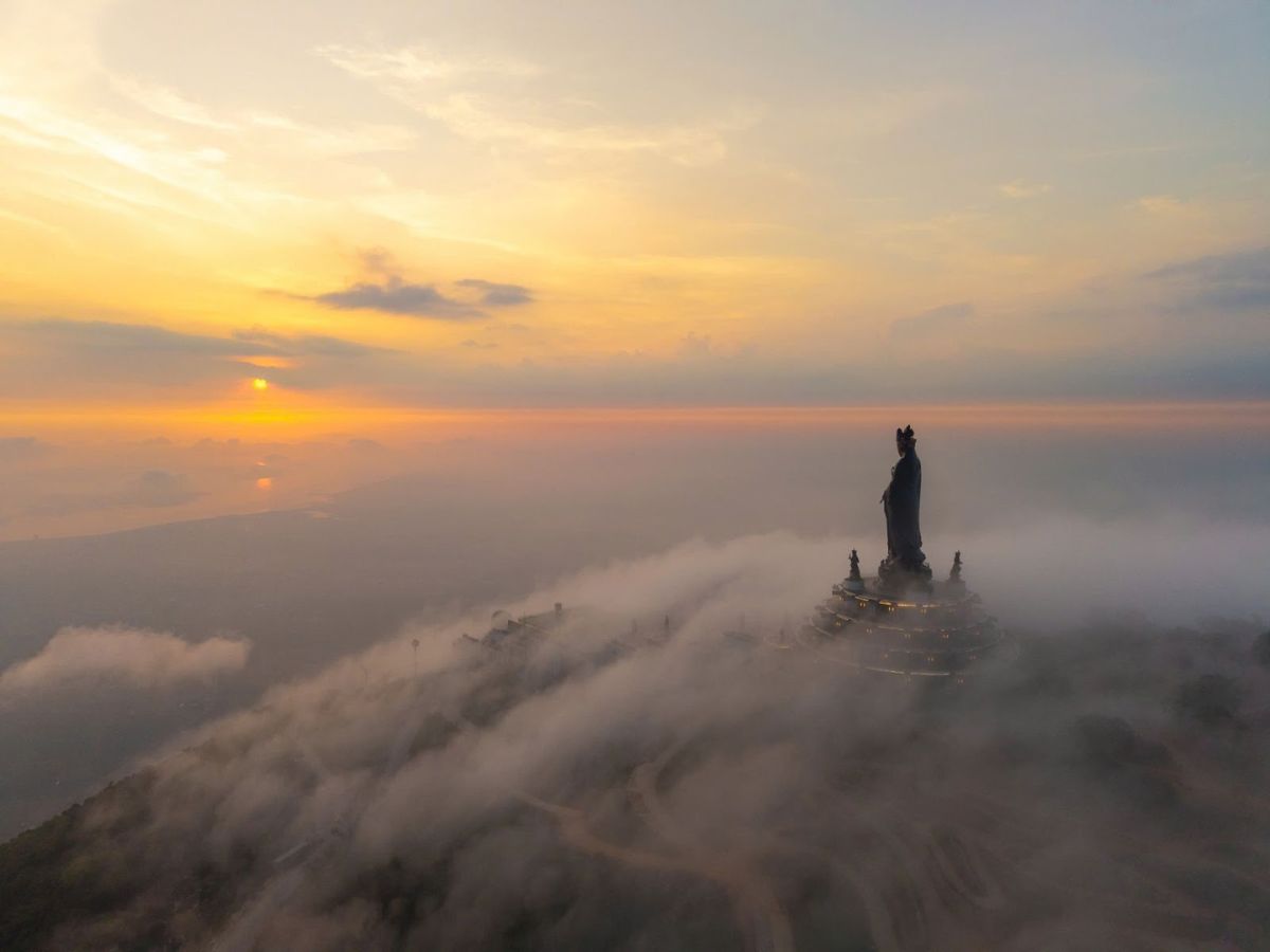 Núi Bà Đen thường xuyên bao phủ bởi lớp mây mù dày đặc trên đỉnh núi