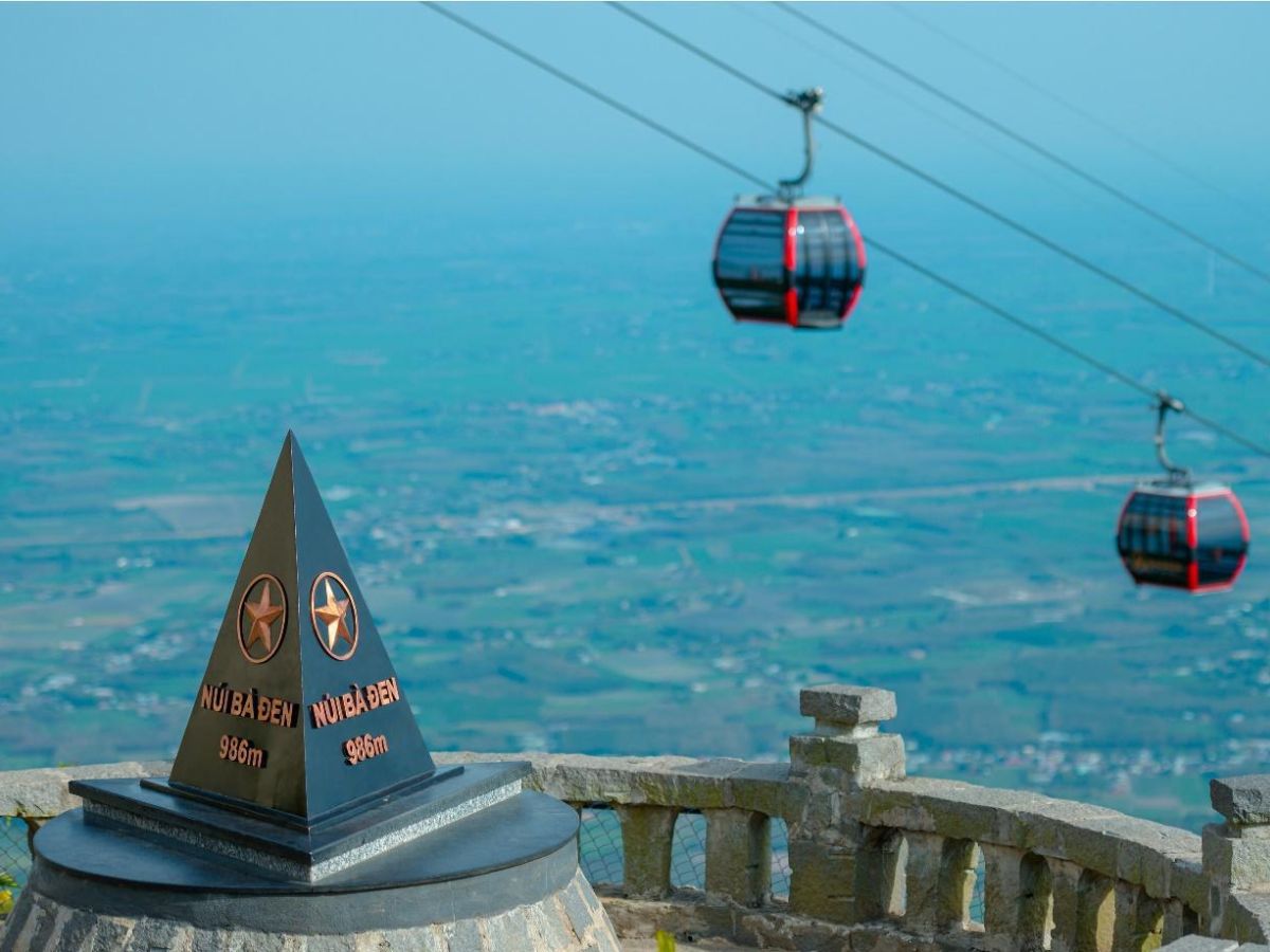 Lên đỉnh núi bằng cáp treo Sun World Ba Den Mountain 