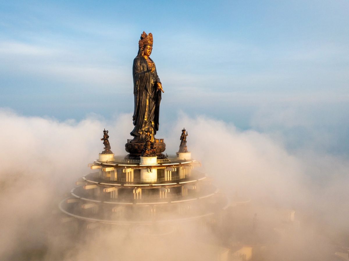 Núi Bà Đen vào buổi sáng sớm với biển mây lững lờ