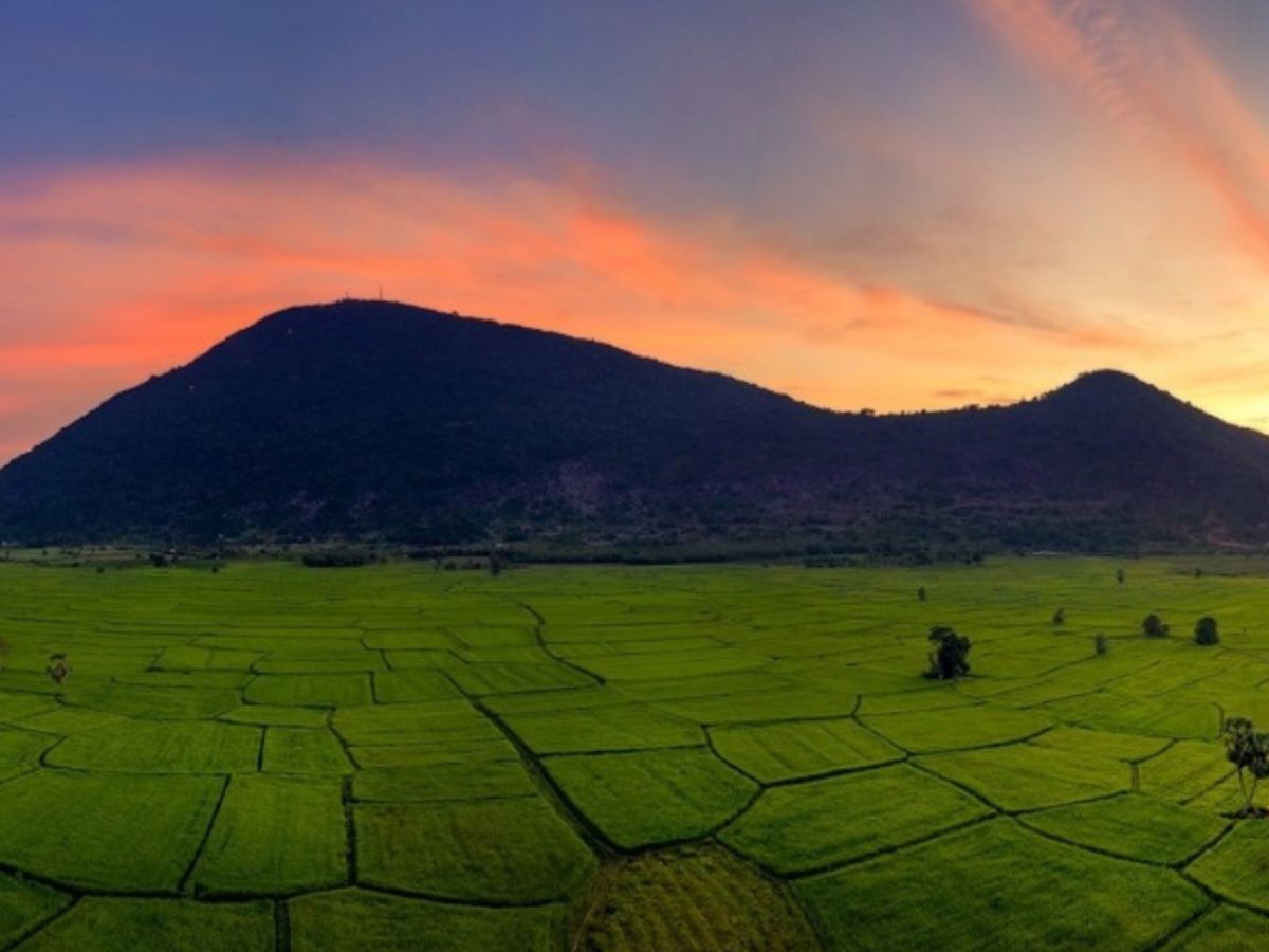 Cung đường đến núi Bà Đen đôi lúc có những cánh đồng trải dài