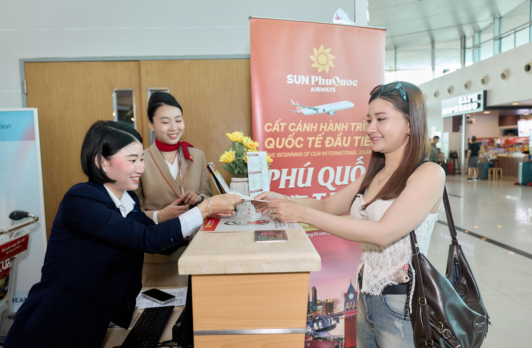 Du khách nên theo dõi website hoặc fanpage chính thức của hãng bay để “săn” mã ưu đãi kịp thời