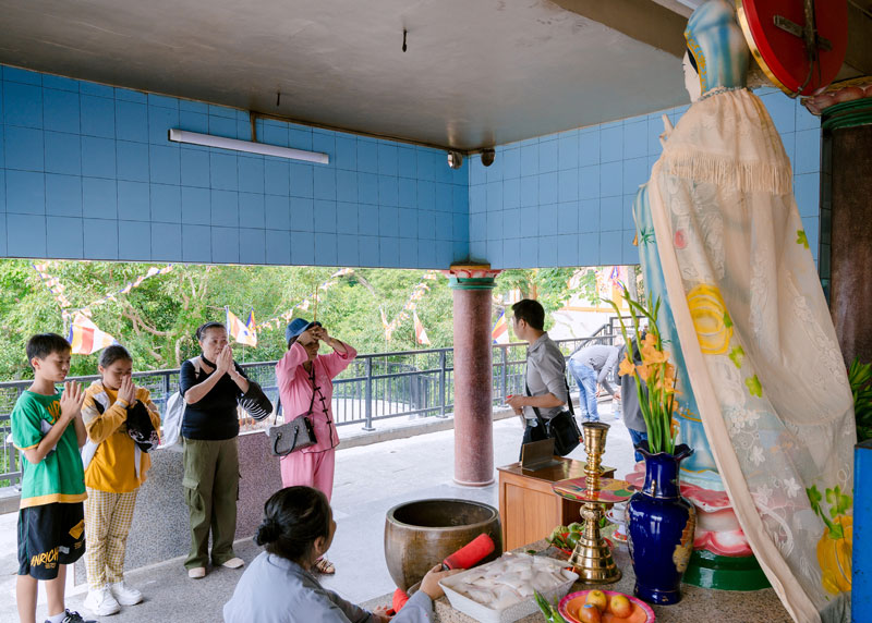 Du khách nên mặc trang phục lịch sự khi tham dự Lễ vía Bà Tây Ninh&nbsp;