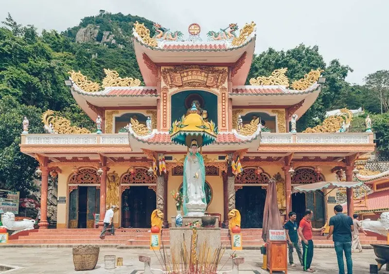 Du khách tham quan và chiêm bái tại chùa Bà