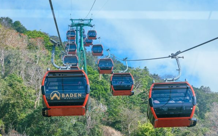Du khách có cơ hội chiêm ngưỡng khung cảnh Tây Ninh hùng vĩ từ cabin cáp treo