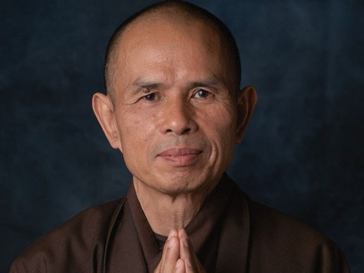 Thiền sư Thích Nhất Hạnh nhấn mạnh thực hành chánh niệm trong đời sống.