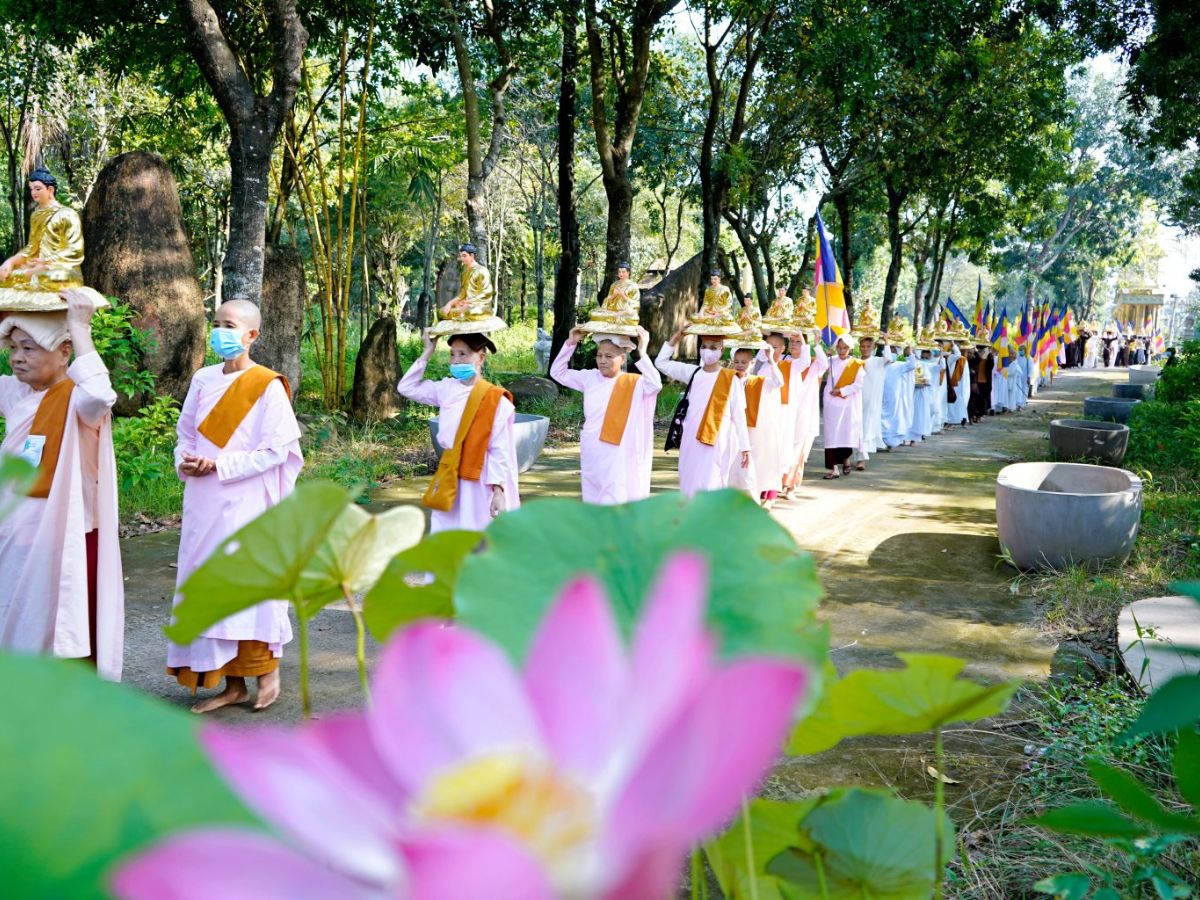 Du khách tìm hiểu về các thiền sư nổi tiếng và các dòng thiền, tư tưởng Phật Giáo.