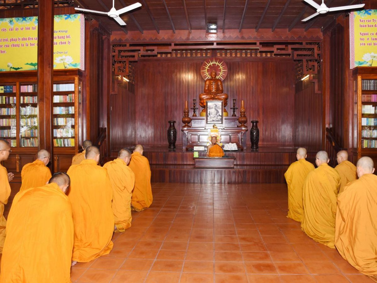 Hòa thượng thường giữ vai trò chủ trì các đại lễ, giới đàn. 