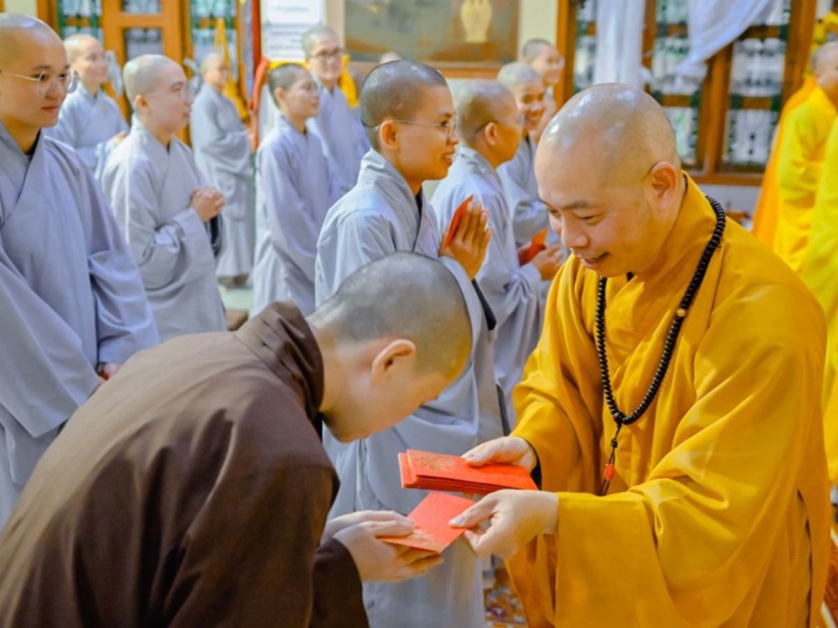 Chư tôn đức trong Phật giáo giữ vai trò quan trọng trong việc hướng dẫn tu tập. 