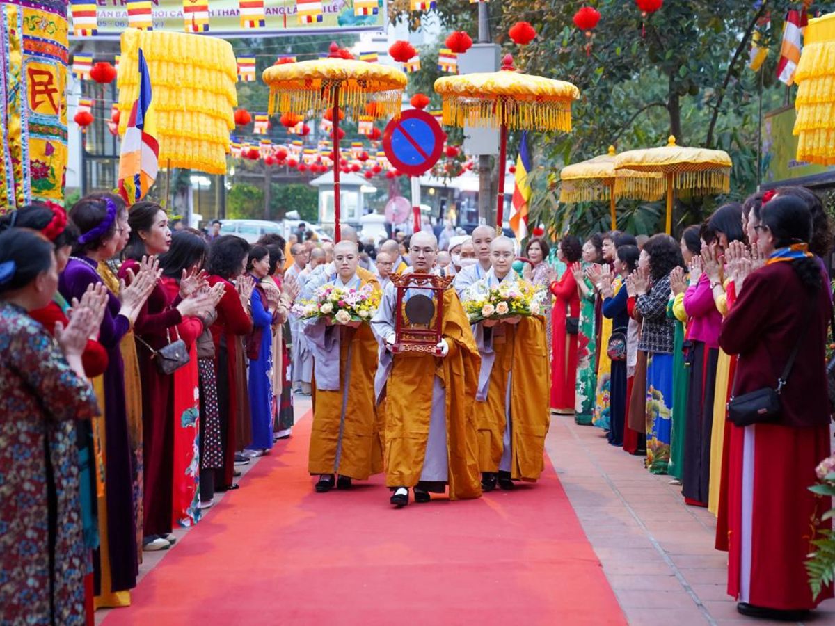 Chư tôn đức giữ vai trò trung tâm trong việc chủ trì và hướng dẫn nghi lễ. 