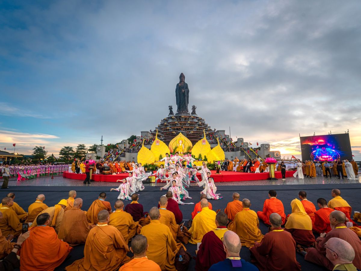 Hành hương tại Núi Bà Đen và trung tâm văn hóa tâm linh Sun World Ba Den Mountain.