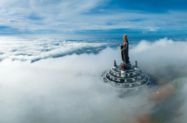 Du khách nên di chuyển từ sáng sớm để có thể tận hưởng khung cảnh mát mẻ trên đỉnh núi