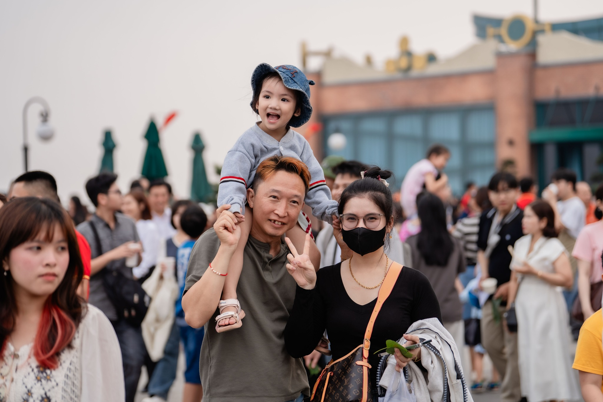 Du khách nên chuẩn bị các trang phục và phụ kiện chống nắng tốt để đảm bảo cho sức khỏe