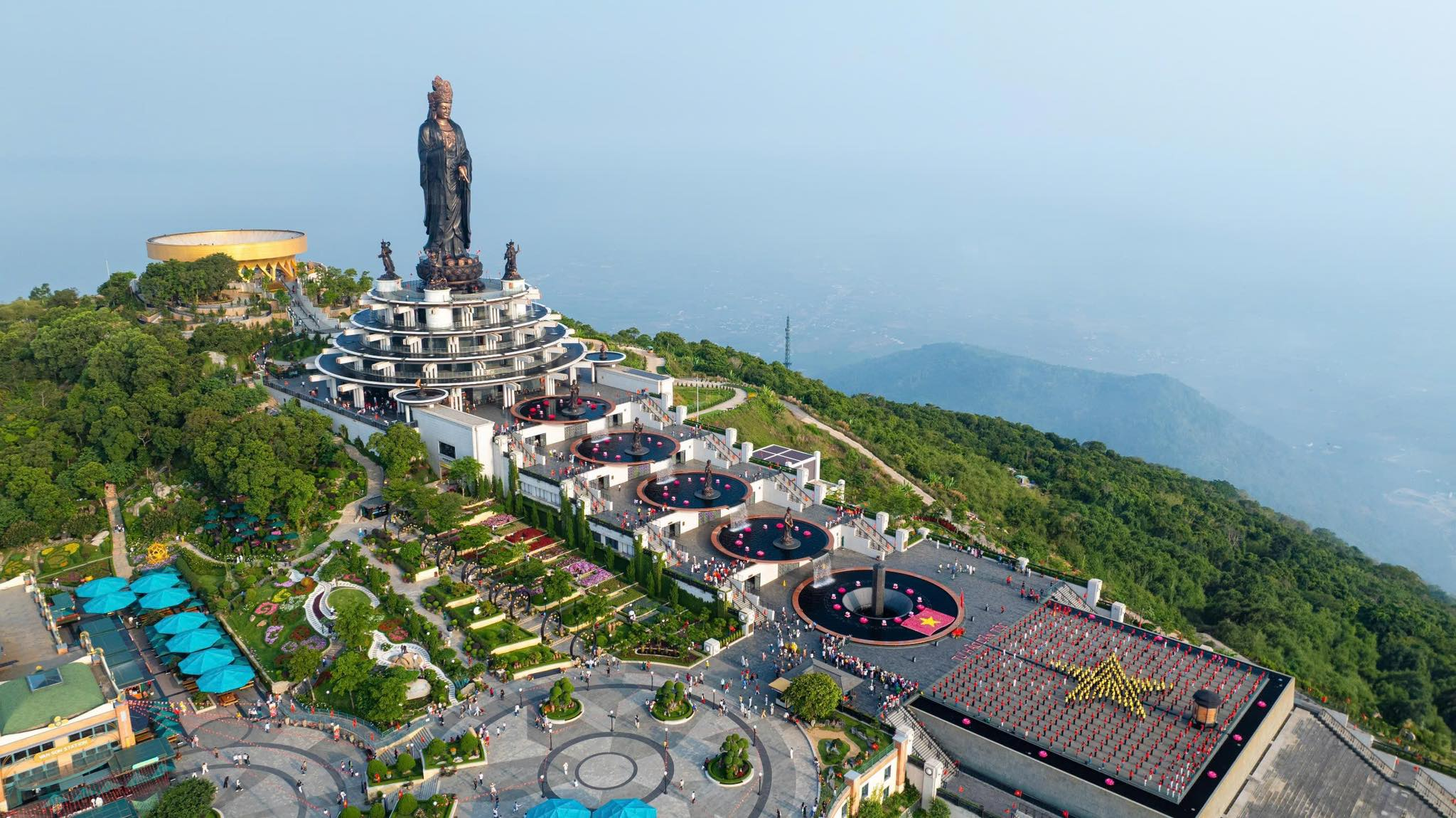 Khung cảnh thoáng mát trên đỉnh Núi Bà Đen vào mùa hè