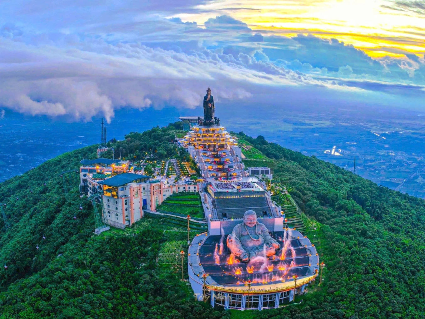 Toàn cảnh quần thể tâm linh kỳ vĩ trên đỉnh núi Bà Đen