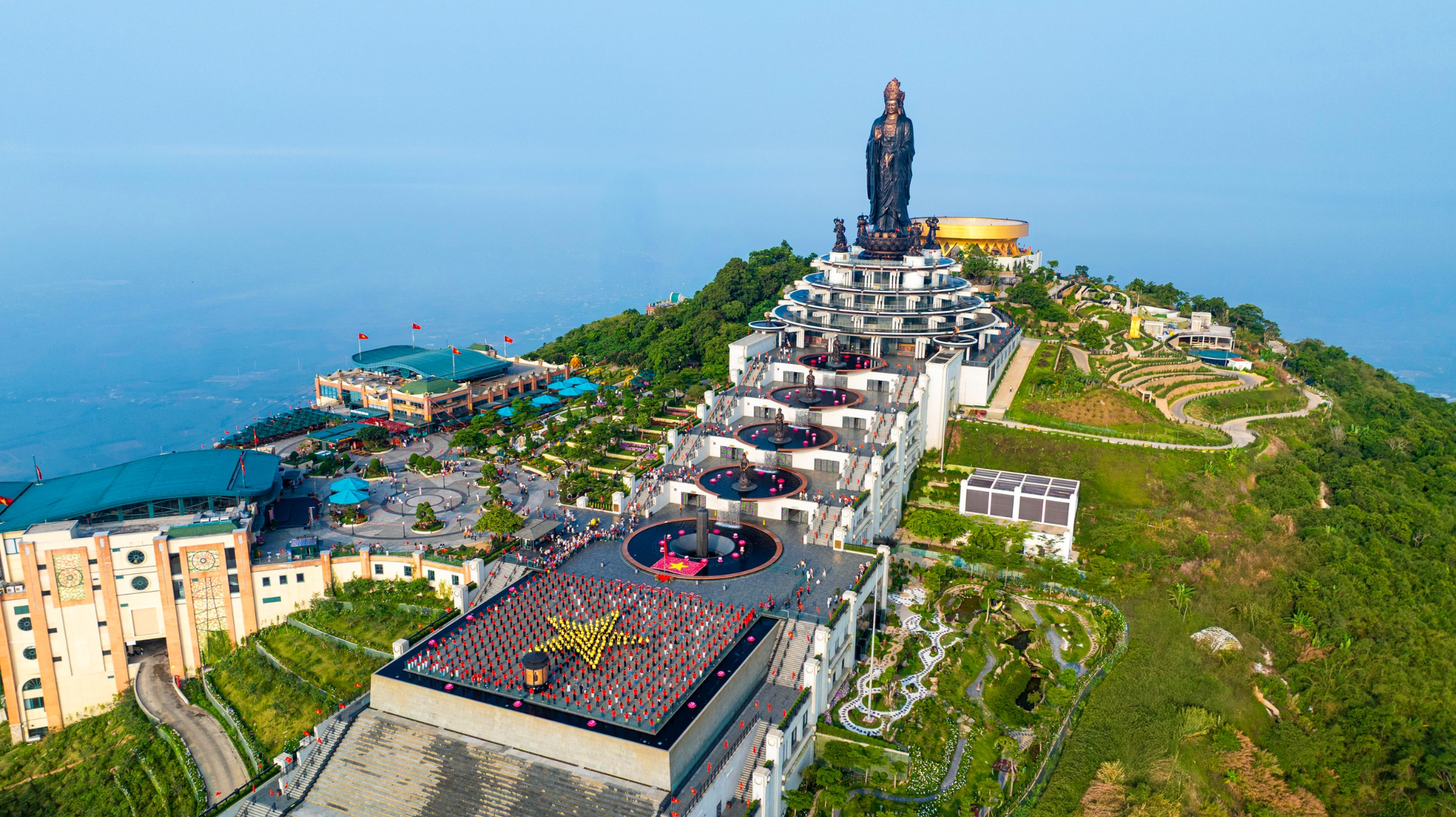 Quần thể tâm linh kỳ vĩ trên đỉnh núi thu hút nhiều du khách tới tham quan