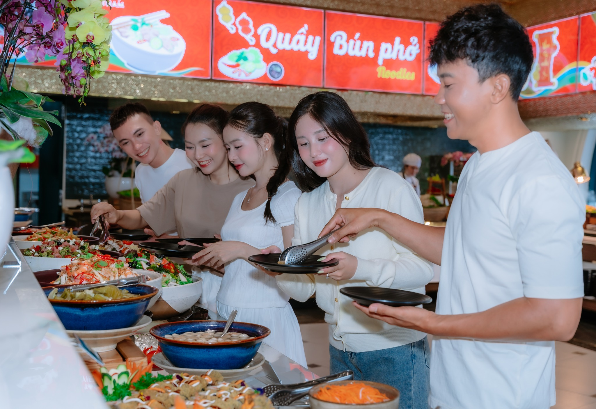 Du khách trẻ thích thú trải nghiệm buffet đa dạng tại nhà hàng Vân Sơn
