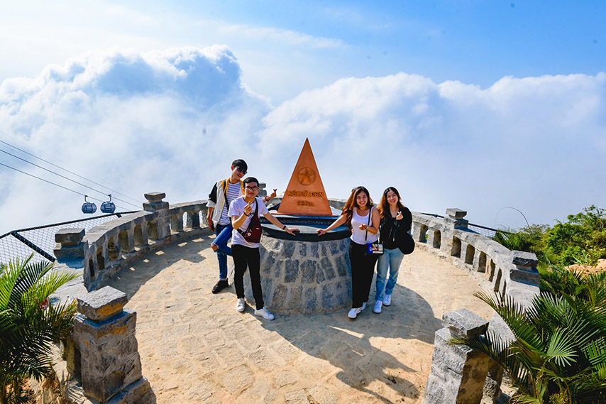 Du khách thành công “săn” biển mây trên đỉnh núi