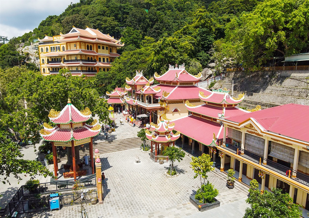 Chùa Bà là ngôi chùa hơn 300 năm tuổi tại Núi Bà Đen
