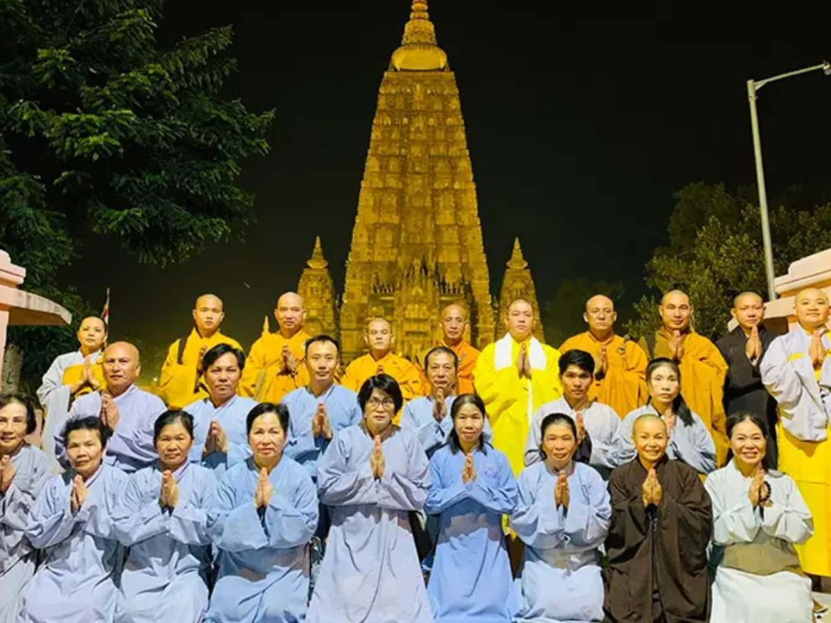 Cư sĩ thường chọn áo lam hoặc áo trắng, quần dài 