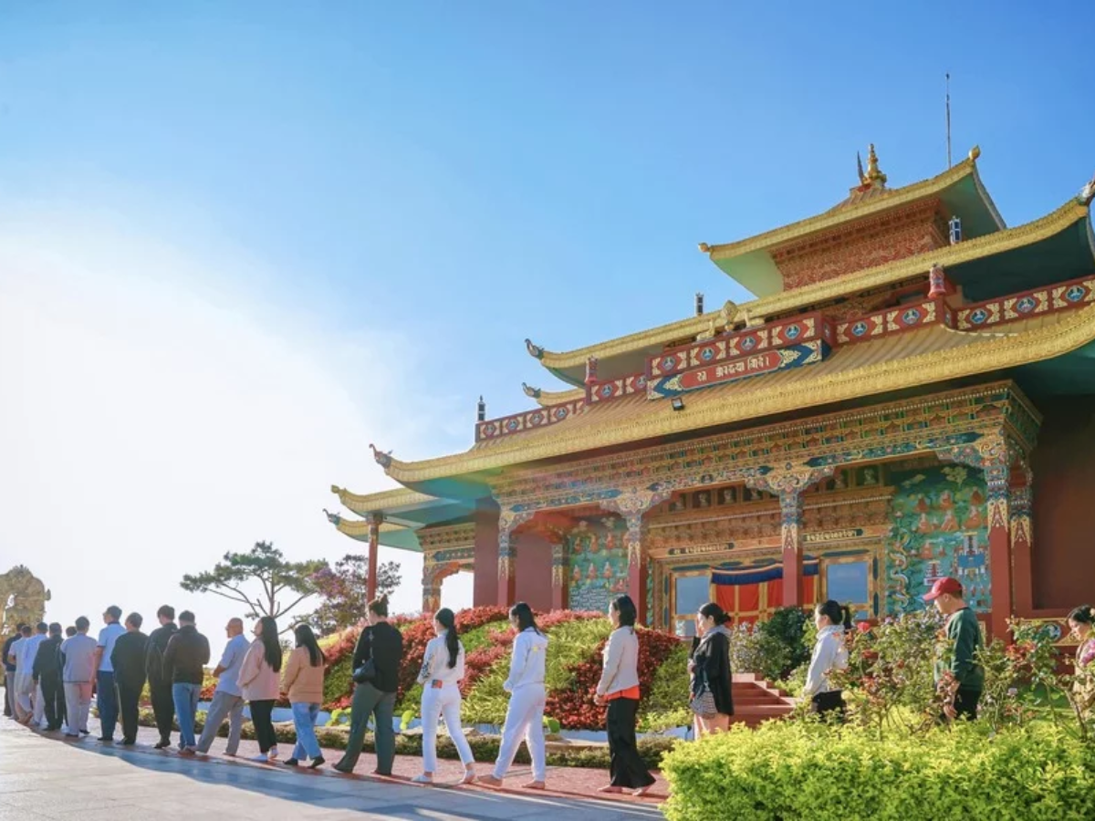 Người đến các địa điểm gắn với Phật giáo như chùa chiền tìm sự bình an 