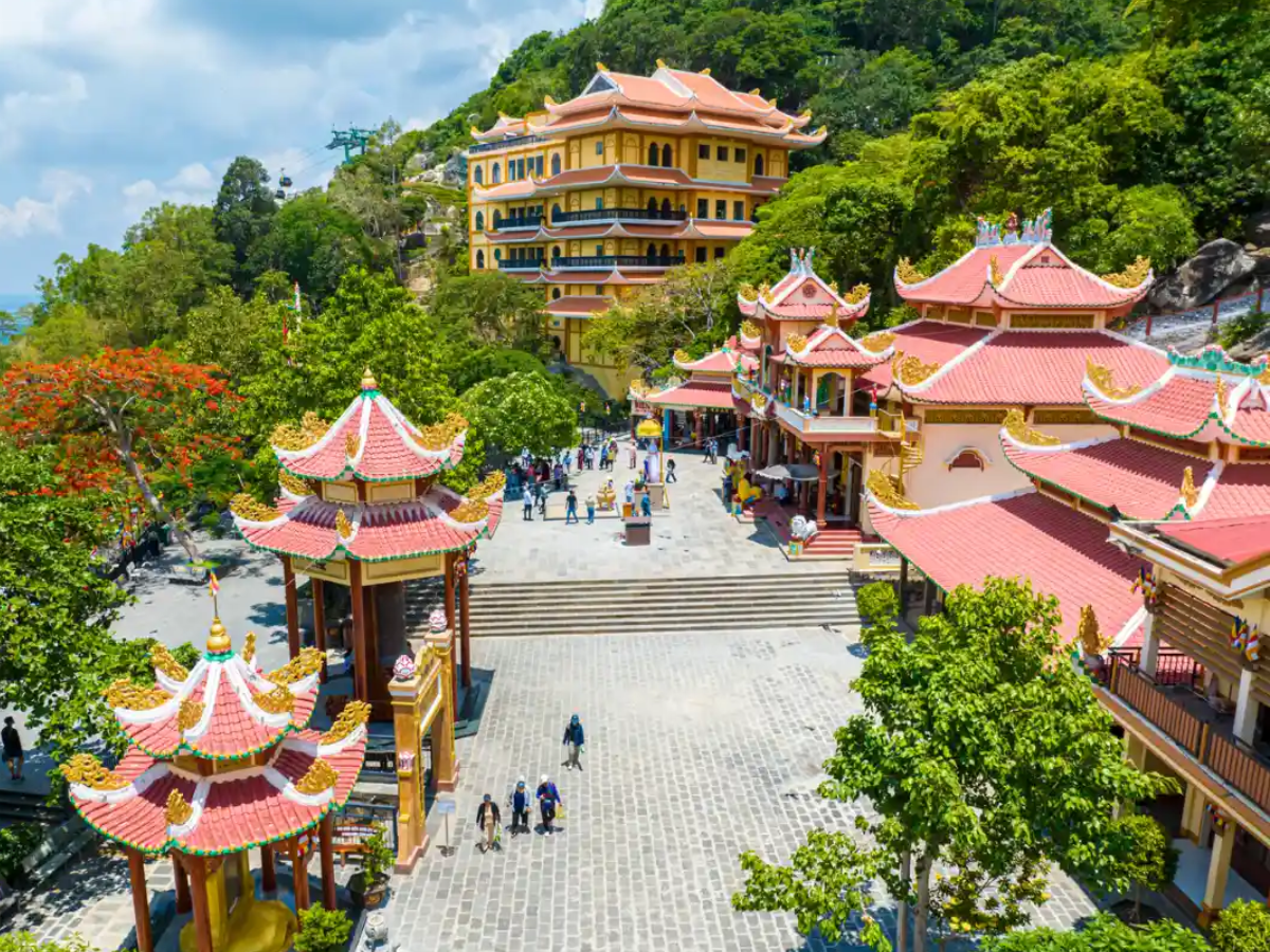 Giữ thái độ nhẹ nhàng và tuân thủ hướng dẫn của nhà chùa