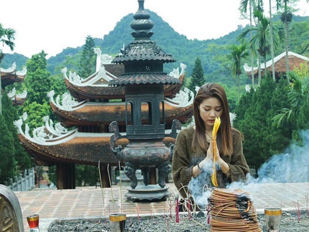 Du khách đang thắp hương tại Chùa Hương 