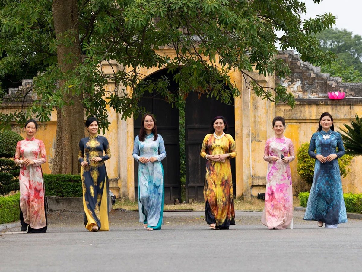 Áo dài được nhiều du khách lựa chọn khi hành hương