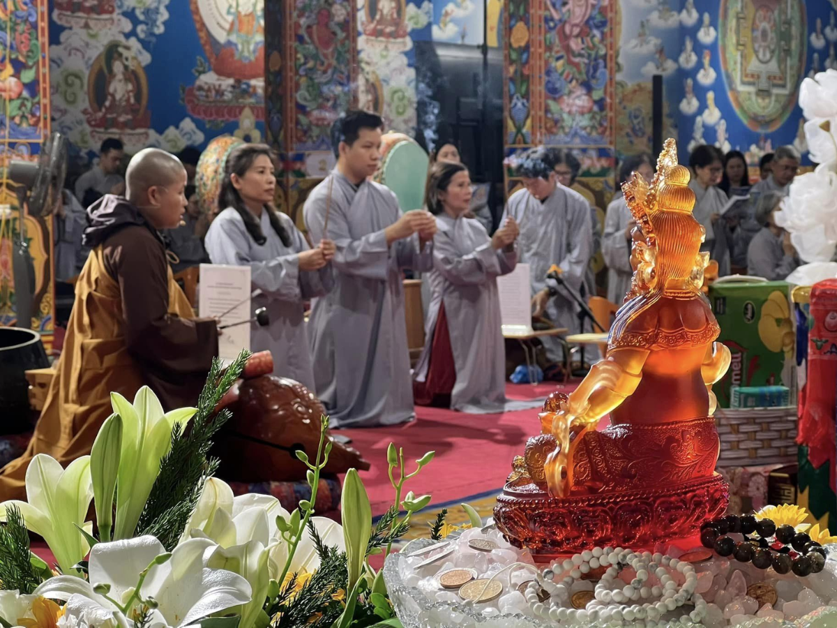 Pháp phục Phật tử giúp thoải mái khi tụng kinh, lễ Phật 
