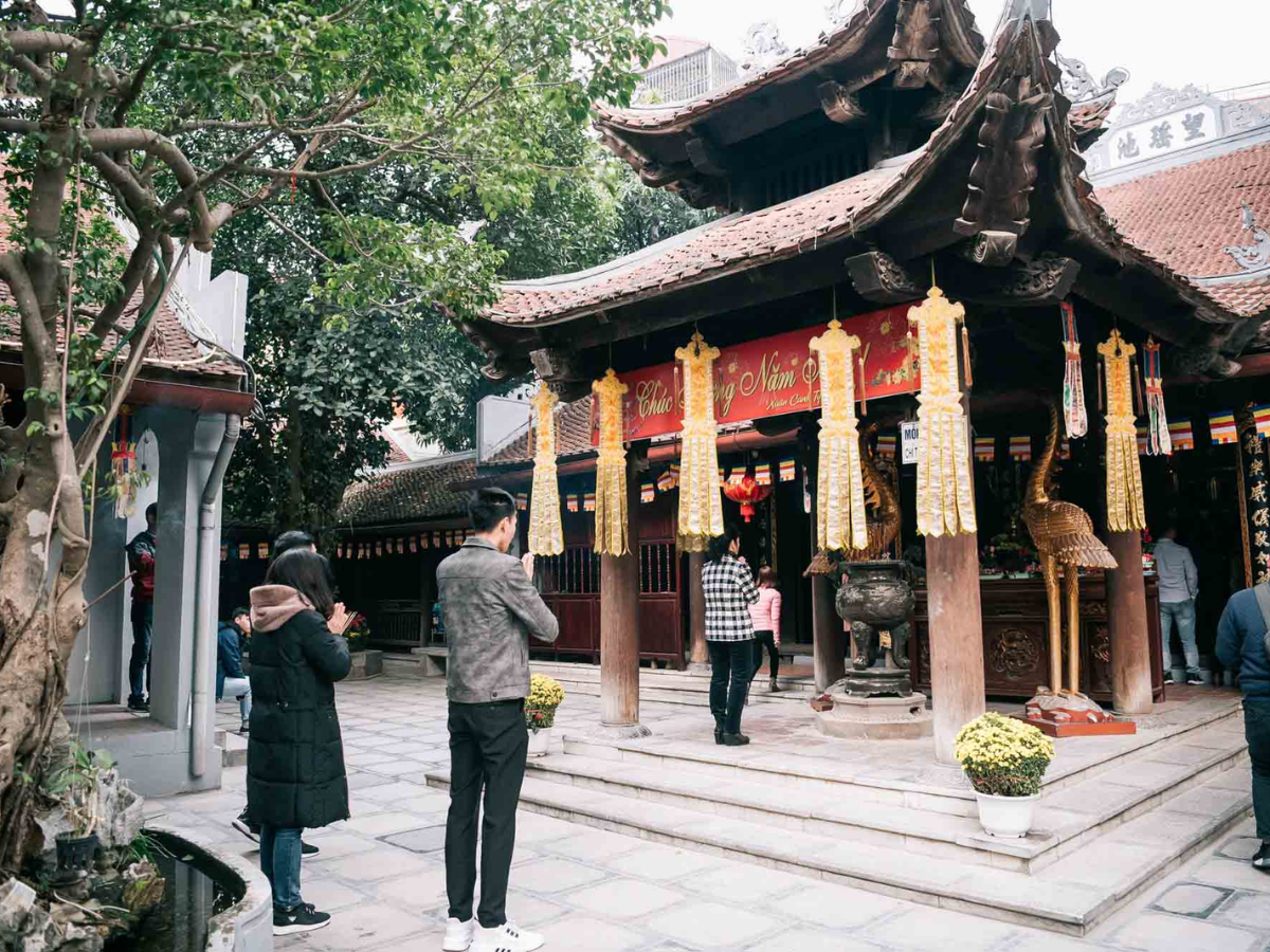 Chọn trang phục đi chùa đảm bảo kín đáo, trang nghiêm và nhã nhặn 