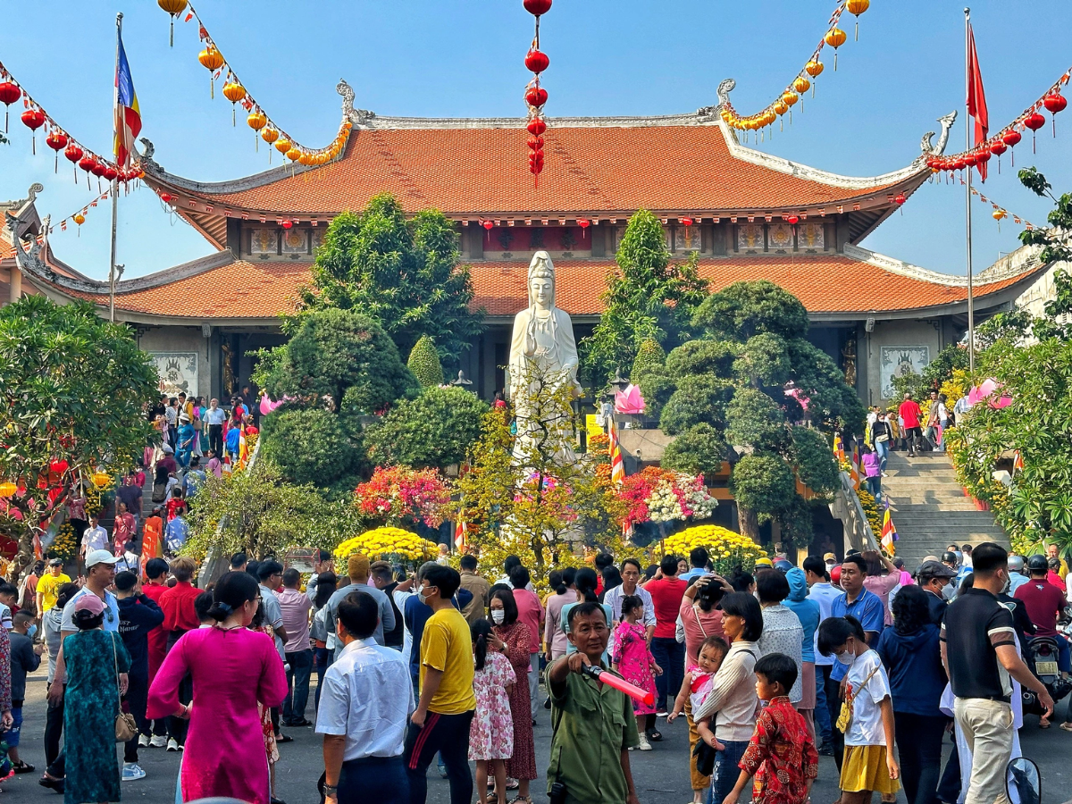Nhiều du khách chọn trang phục thoải mái dễ di chuyển 