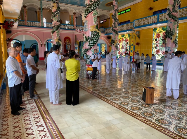 Du khách nên lựa chọn trang phục kín đáo và lịch sự khi ghé các điểm tâm linh