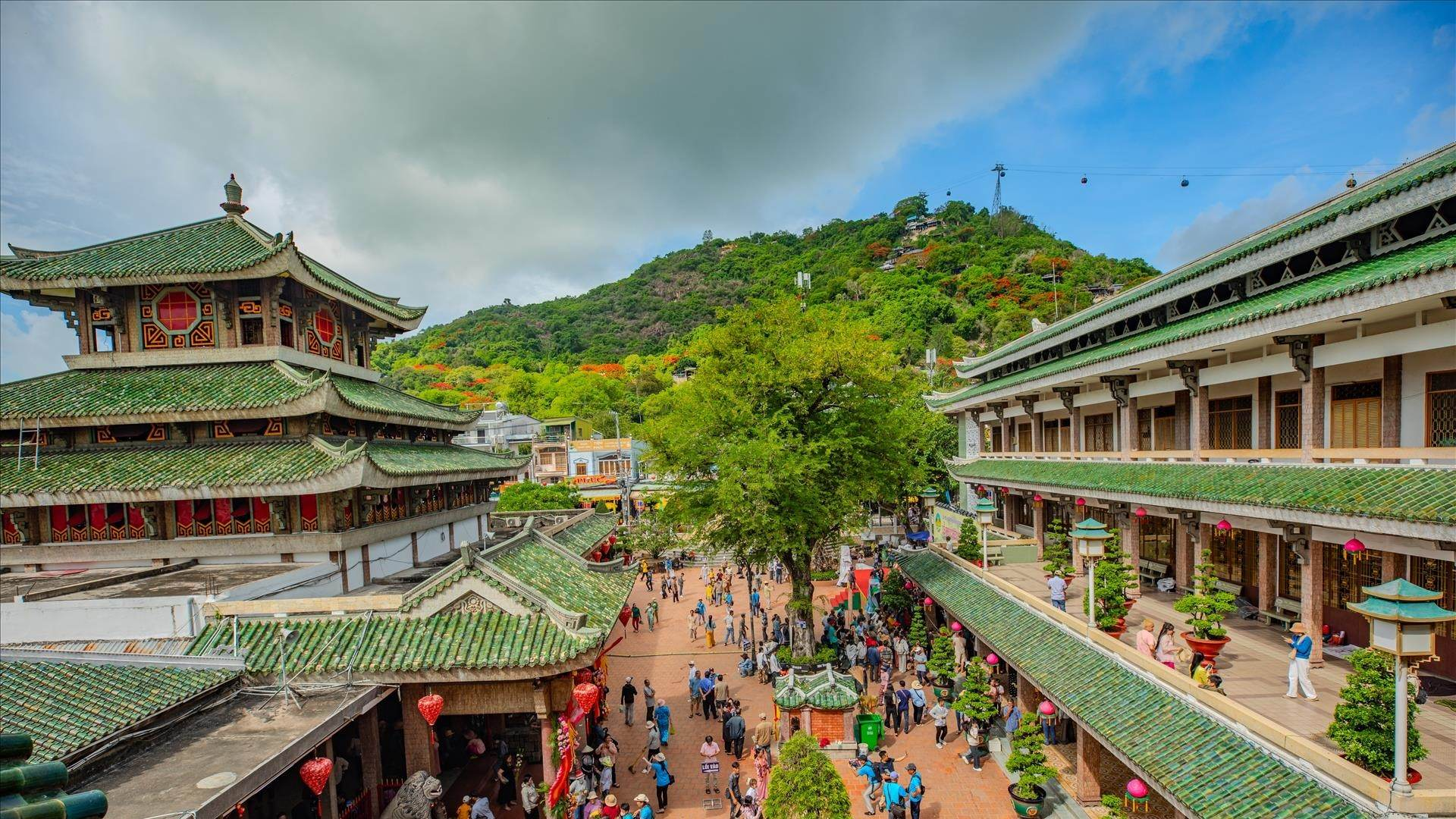 Khung cảnh yên bình tại Miếu Bà Chúa Xứ Núi Sam