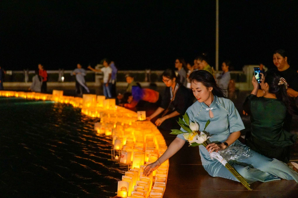 Không gian linh thiêng tại quảng trường núi Bà Đen vào buổi tối