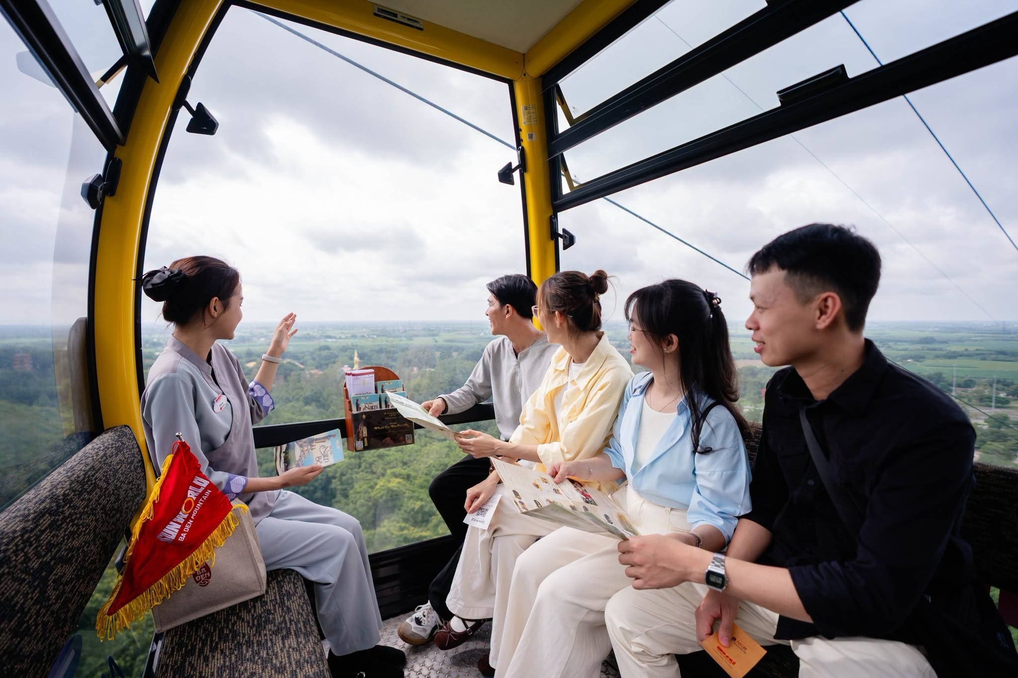 Du khách trải nghiệm cáp treo ngắm cảnh thiên nhiên rộng lớn