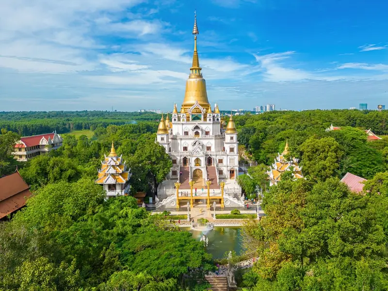 Không gian thiên nhiên xanh mát bên ngoài chùa Bửu Long