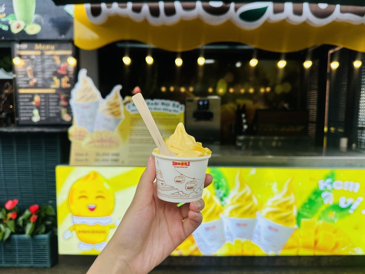 Kem xoài tại khu ẩm thực Vân Sơn, món ăn vặt được nhiều du khách yêu thích. (Nguồn: Sưu tầm)