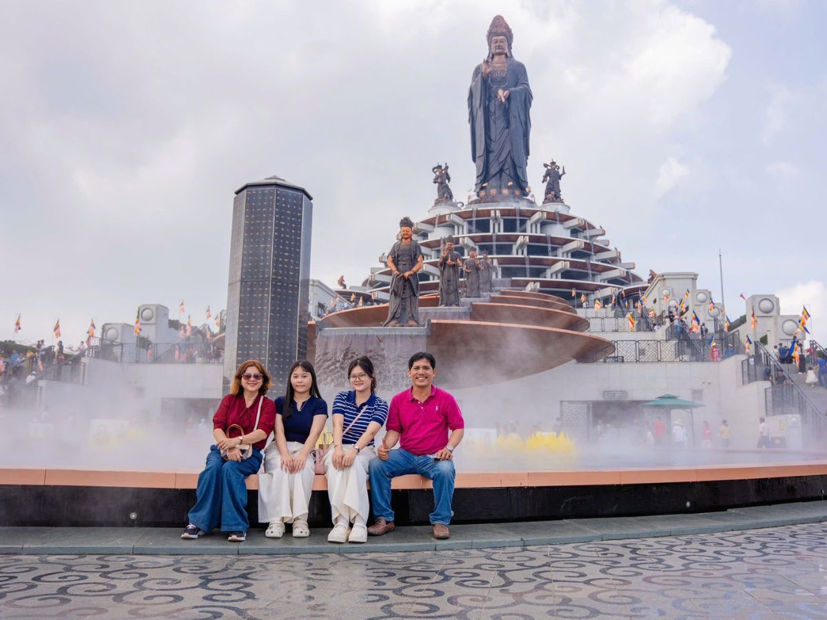 Du khách lưu lại khoảnh khắc tại quảng trường tượng Phật Bà Tây Bổ Đà Sơn. (Nguồn: Sưu tầm)